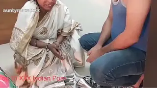 Amateur Poor bagger women fucked by owner only for Rs100 Infront of her Husband!! Viral Sex - Weekend Getaway