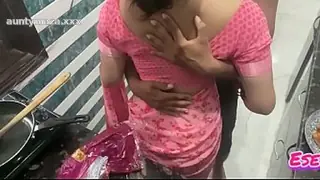 Hidden Cam Desi Bhabhi Ki Chudai Jab Wo Kitchen Mein KHANA Bana Rahi thi...
