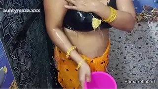 Just Leaked Indian Desi Bhabhi Bathing And Removing Her sexy saree.